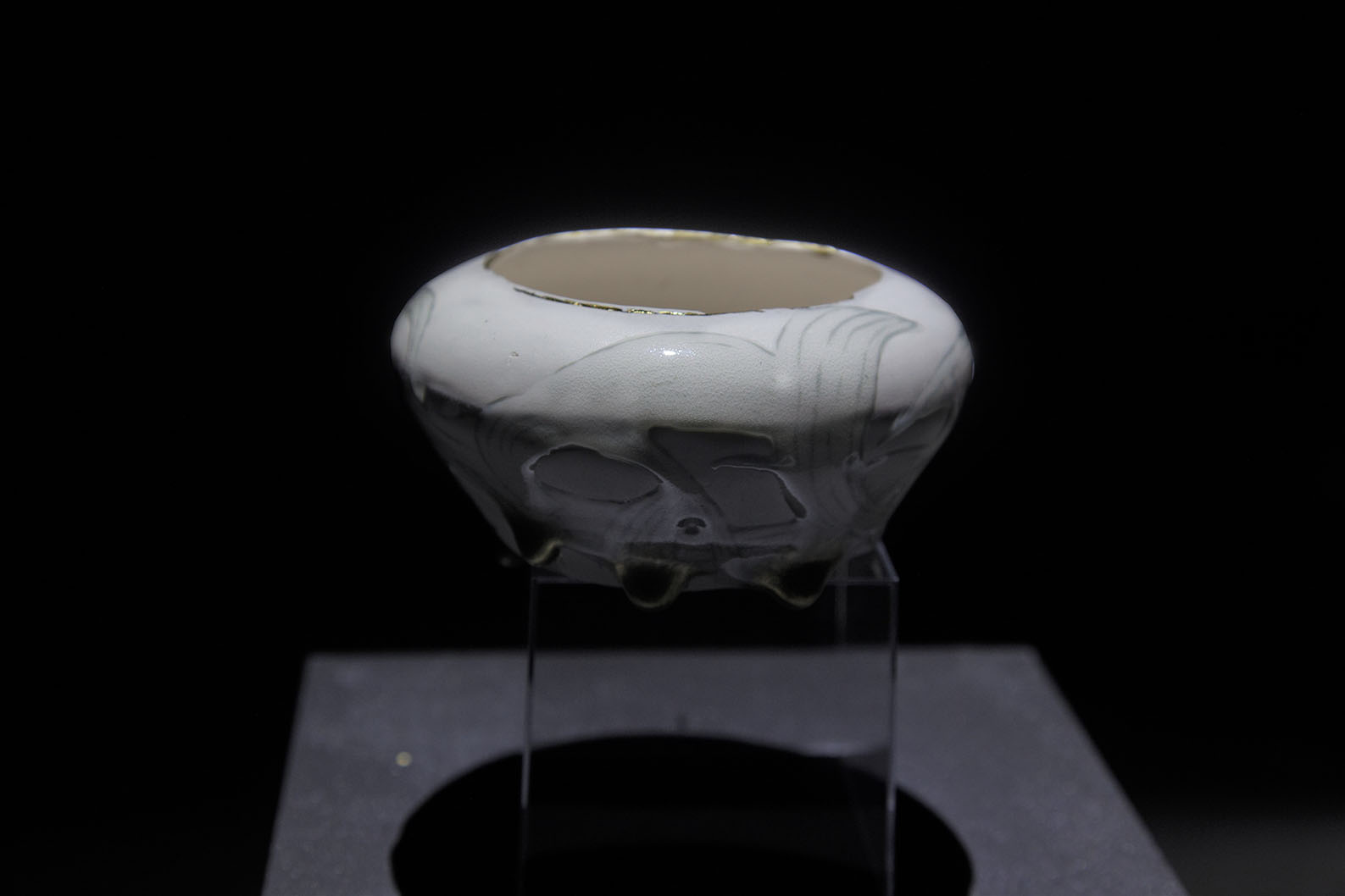 ‘Embrace’ series. Stoneware, inlay, glaze, gold leaf. H 7cm x W 11.5cm X D 11.5cm. August 2021.